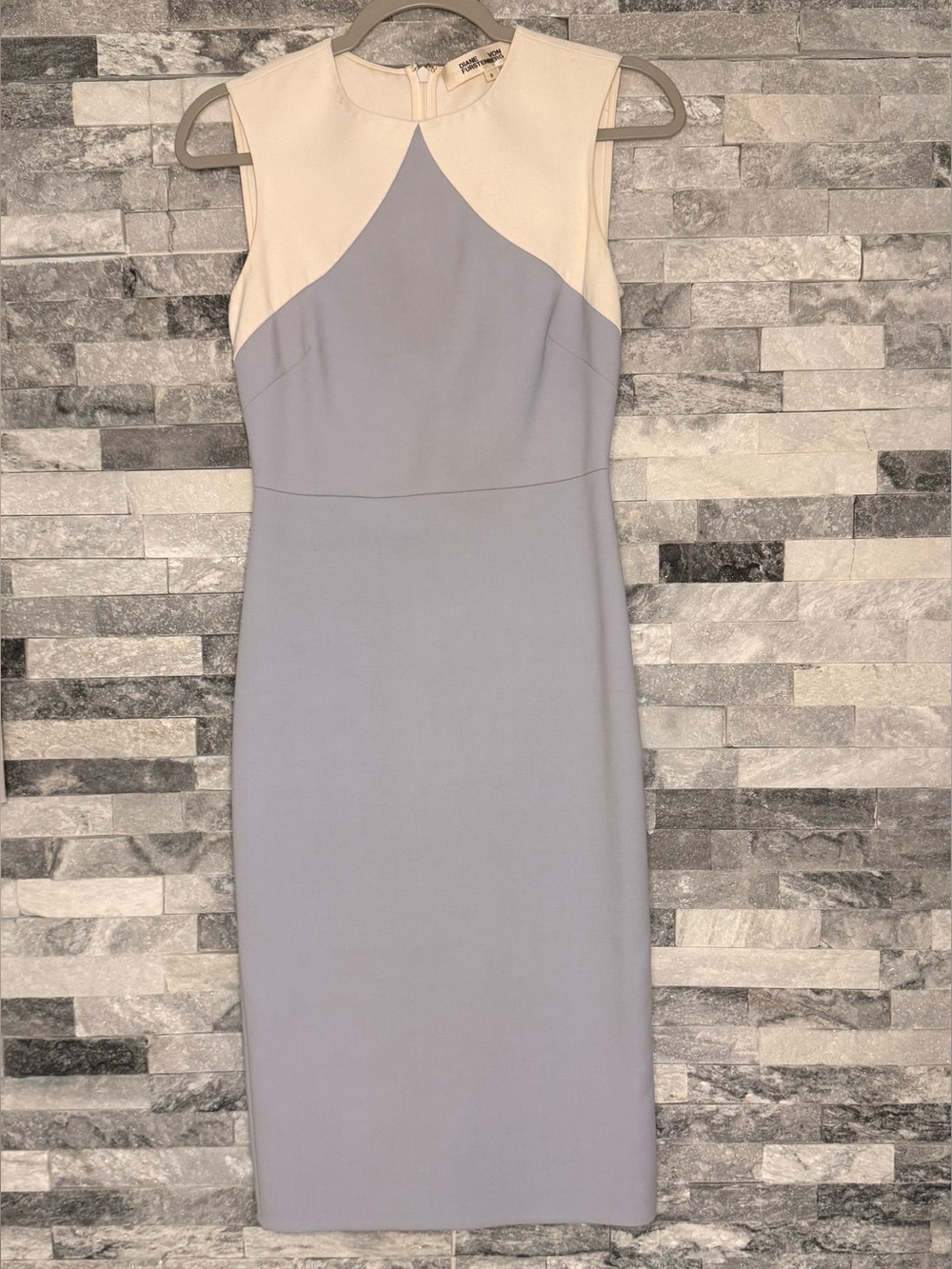 Diane Von Furstenberg Two-Tone Sleeveless Sheath Dress in Light Gray and Cream